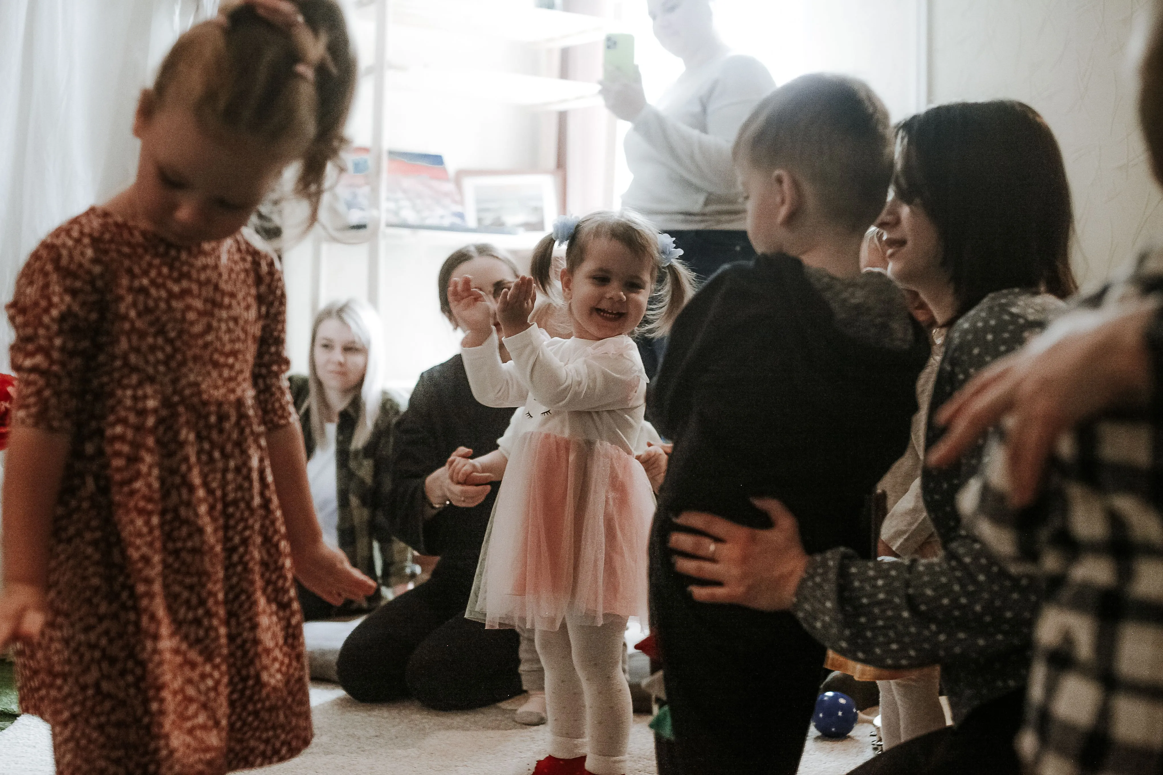 Widok na szczęśliwą dziewczynkę – żłobek Freedom bezpieczne środowisko dla małych dzieci